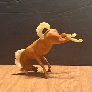 BREYER #932 CLASSIC DAKOTA DAPPLE PALOMINO BUCKING BRONCO